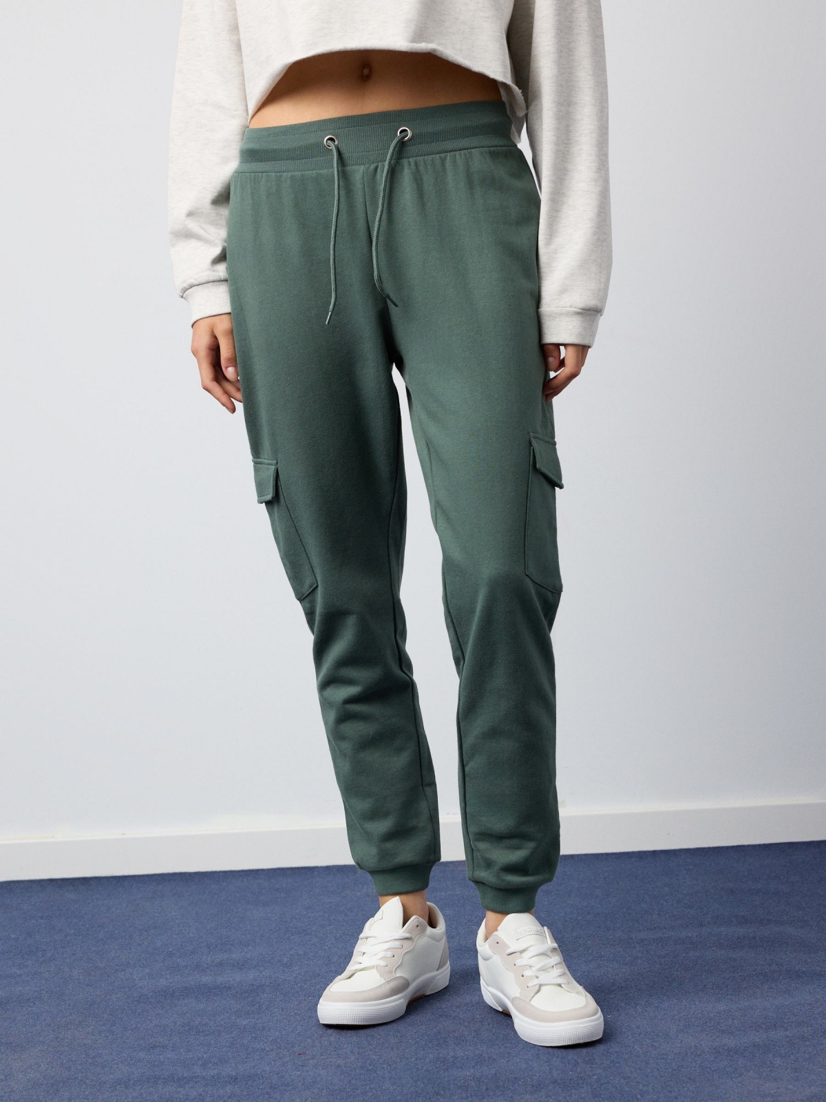 Pantalón jogger Rogaland verde grisáceo vista media frontal