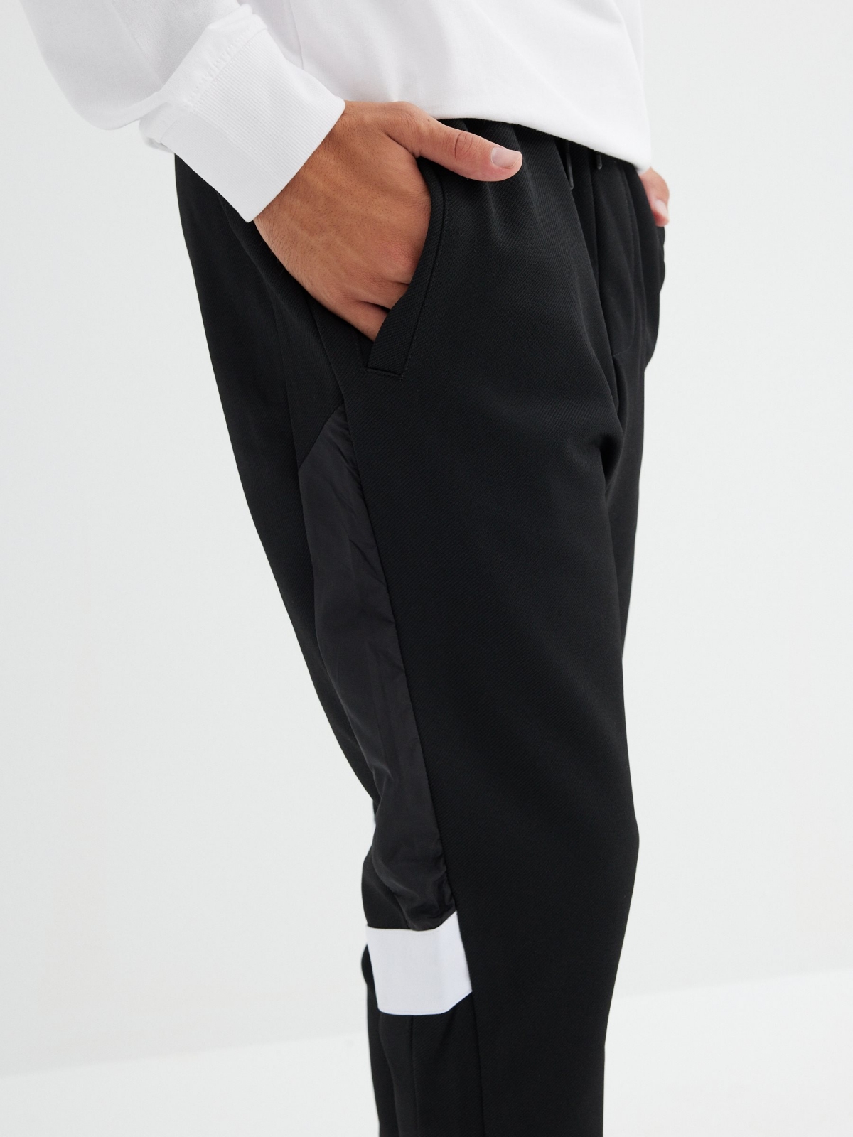 Pantalón deportivo jogger negro vista detalle