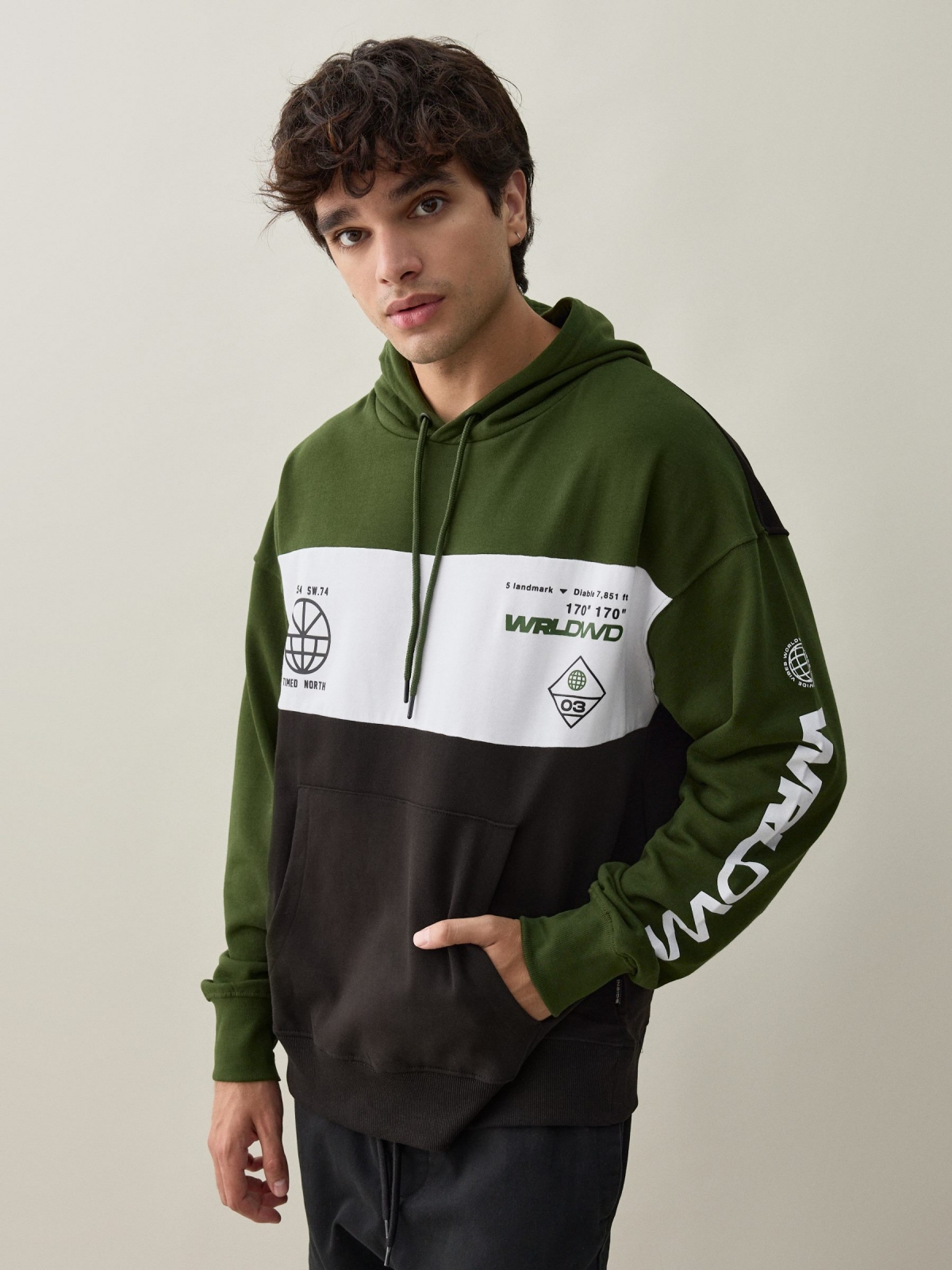 Sweatshirt de malha gráfica com color block verde escuro vista meia frontal