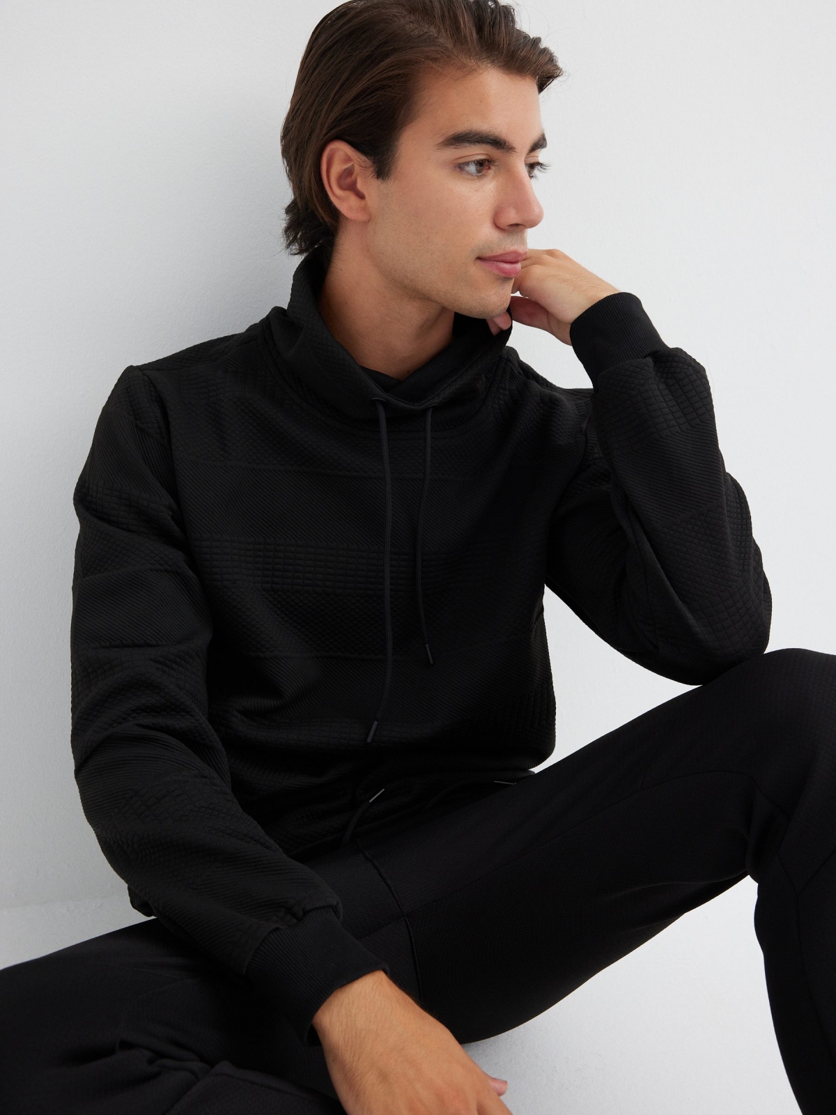 Sweatshirt de gola redonda texturada preto vista detalhe