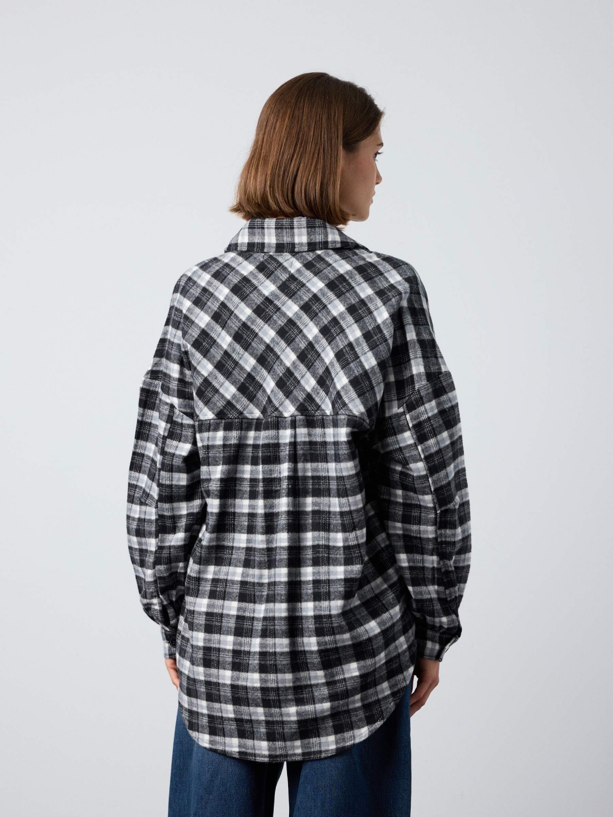 Sobrecamisa oversized cuadros negro vista media trasera