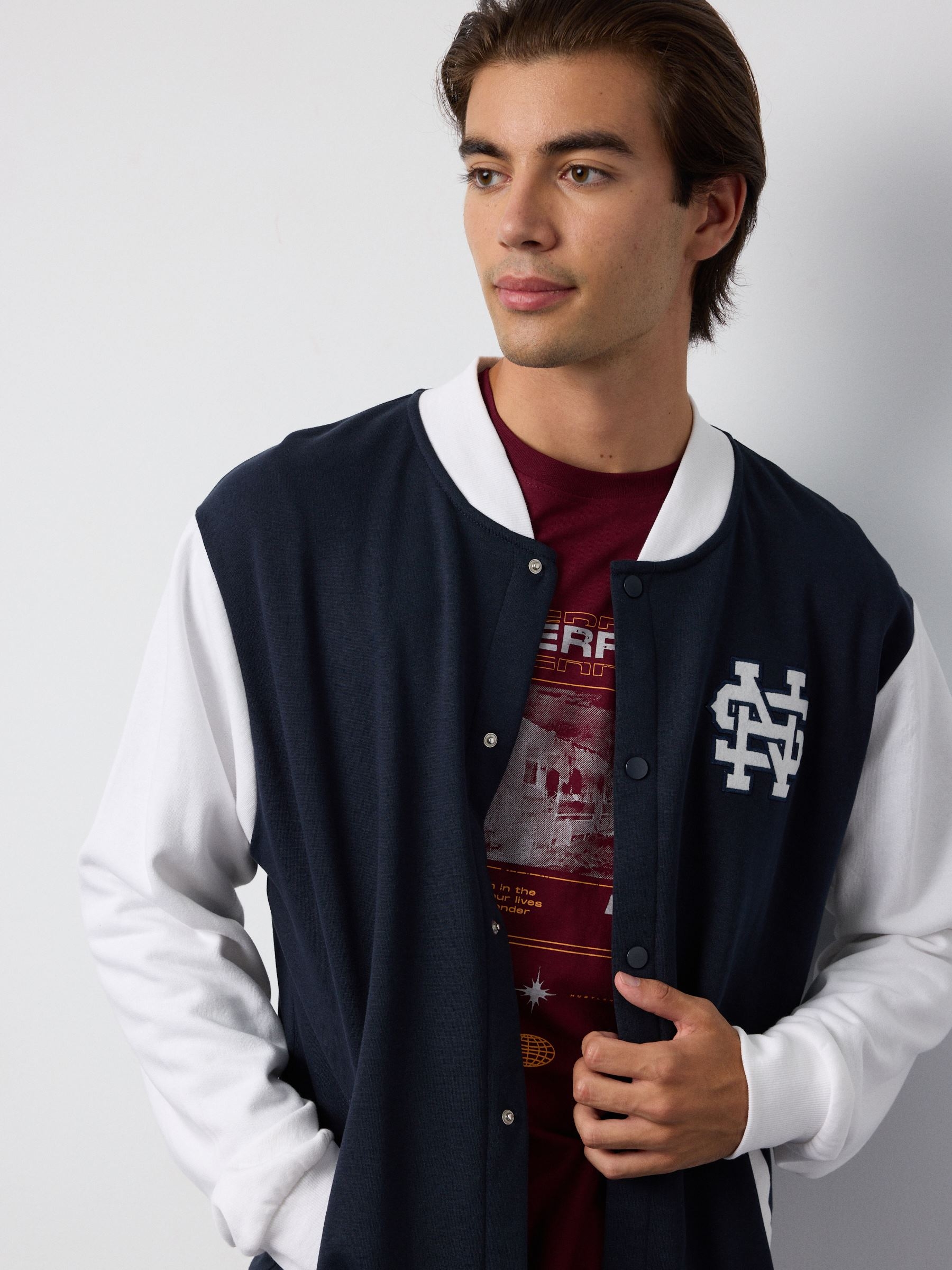 Sweatshirt universitária azul marinho vista meia frontal