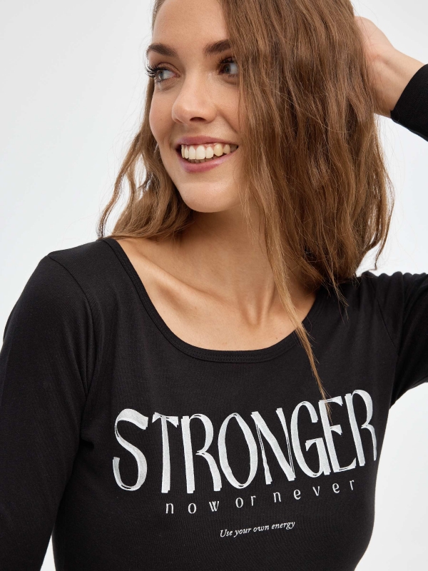 Camiseta Stronger negro vista detalle