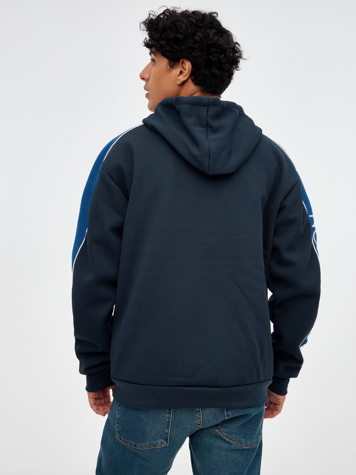 Sudadera de cremallera con texto azul oscuro vista media trasera