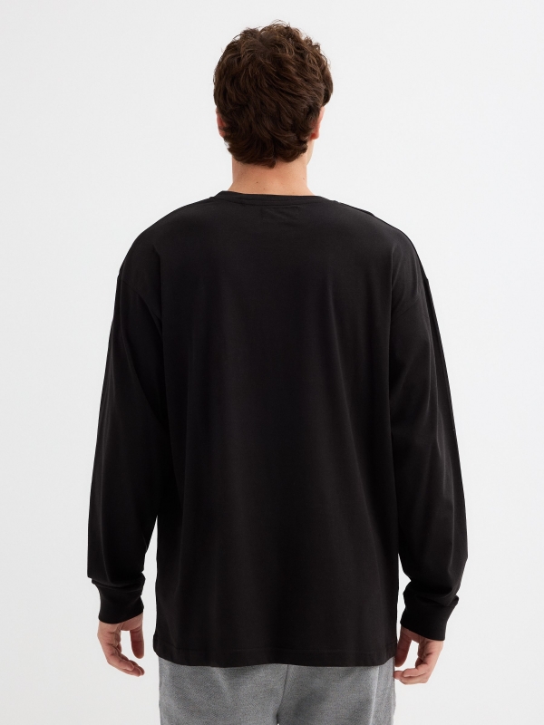 Camiseta oversized print serpiente negro vista media trasera