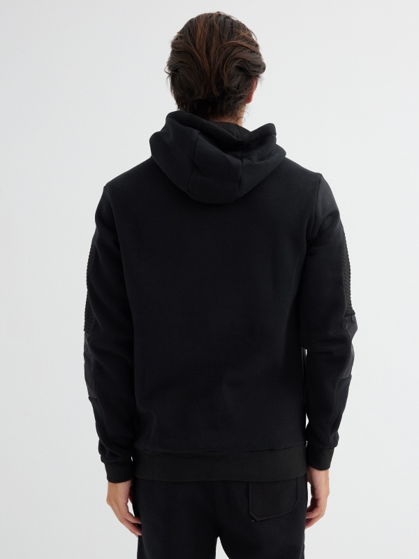 Sweatshirt com capuz canguru preto vista meia traseira