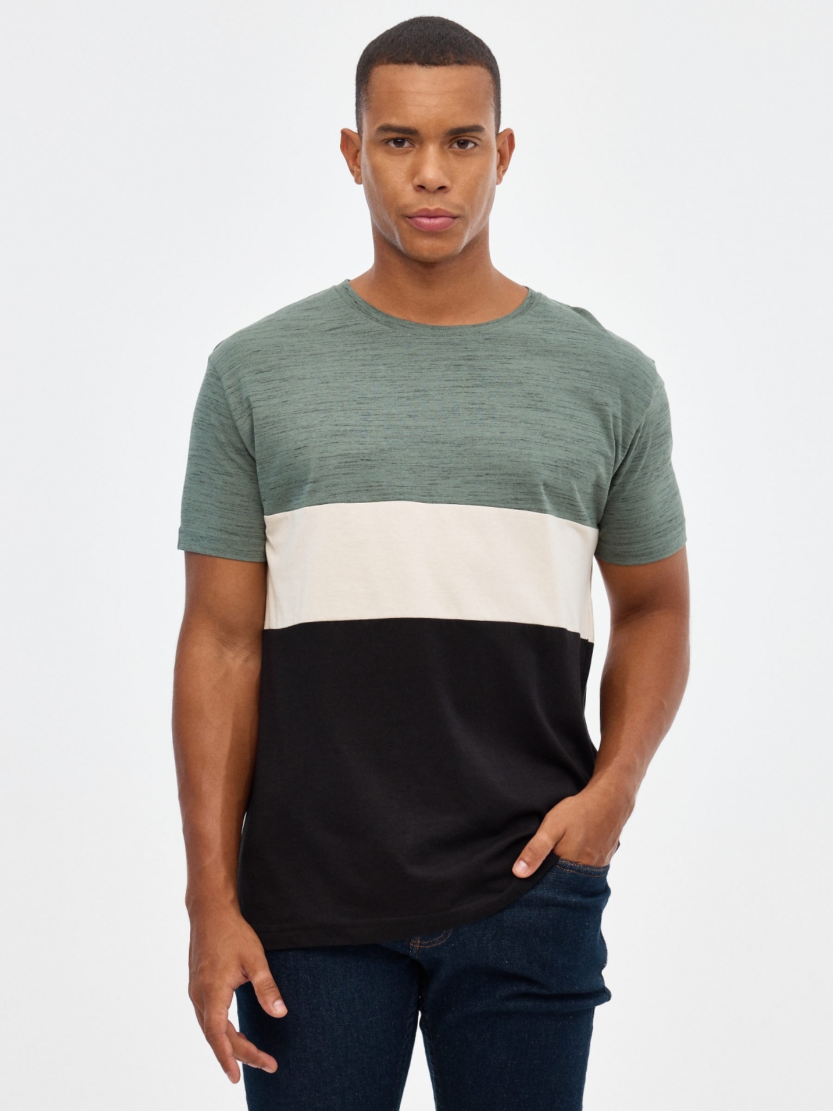 T-shirt normal color block preto vista meia frontal