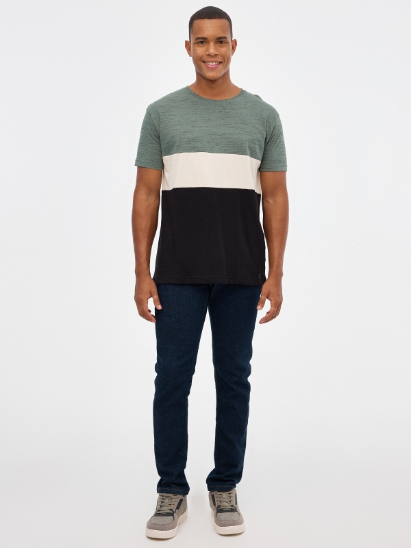 T-shirt normal color block preto vista geral frontal