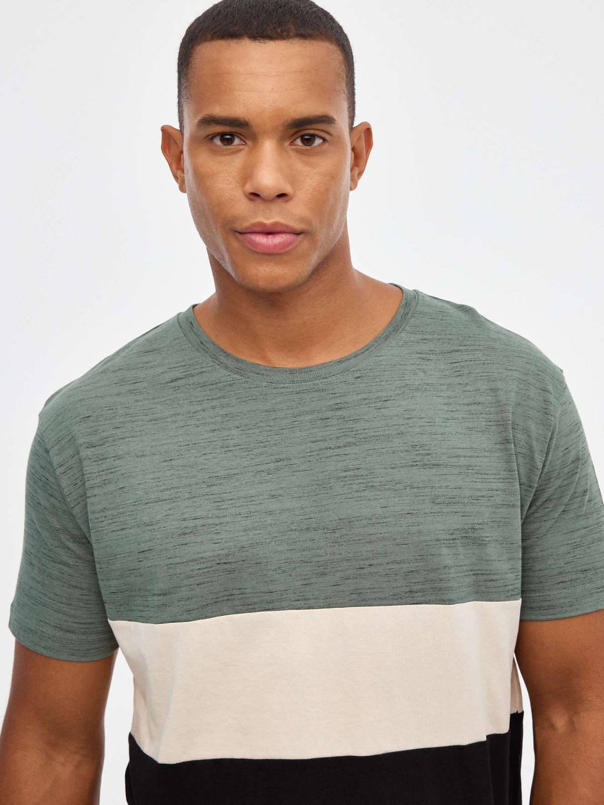 T-shirt normal color block preto vista detalhe