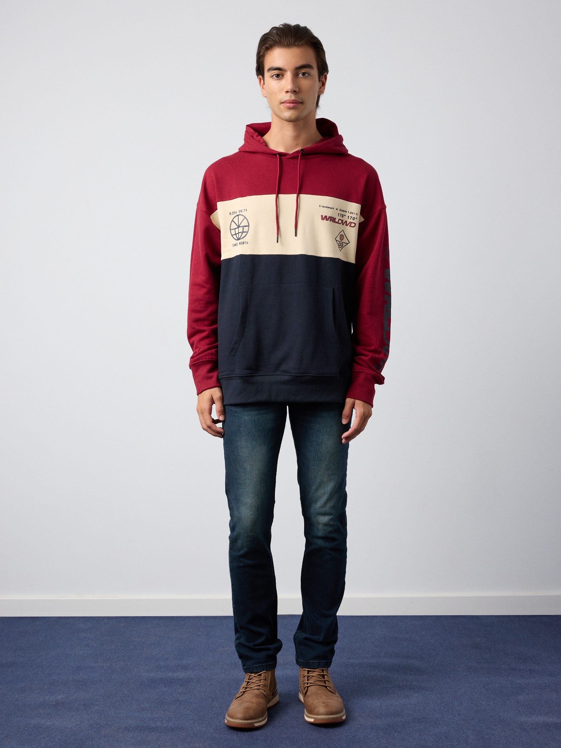 Sudadera pint grafica con color block granate vista media frontal