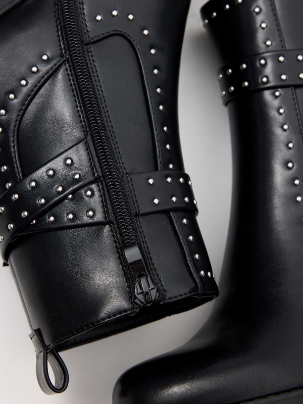 Botins com elástico e tachas preto vista detalhe