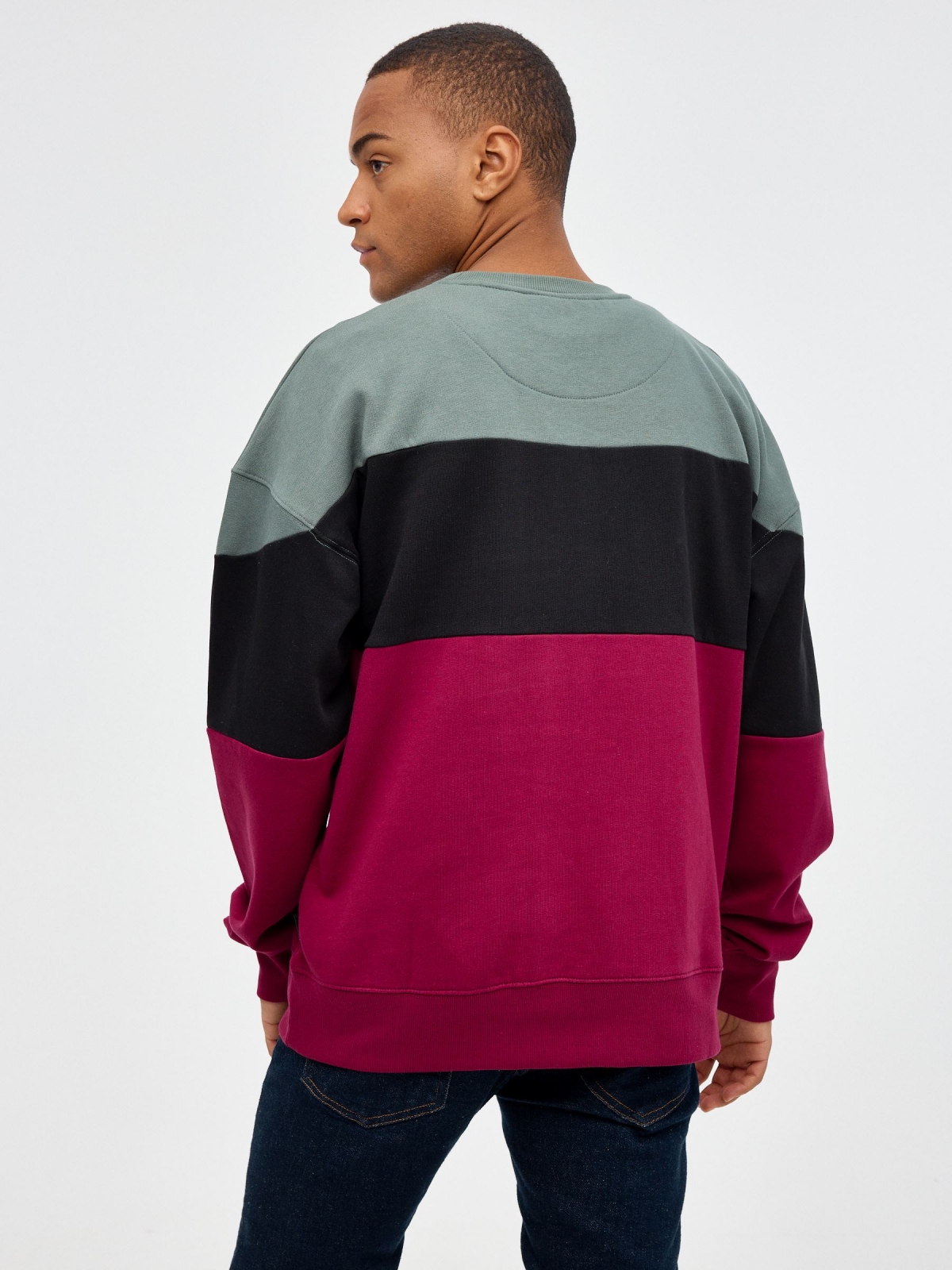 Sudadera color block insignia granate vista media trasera