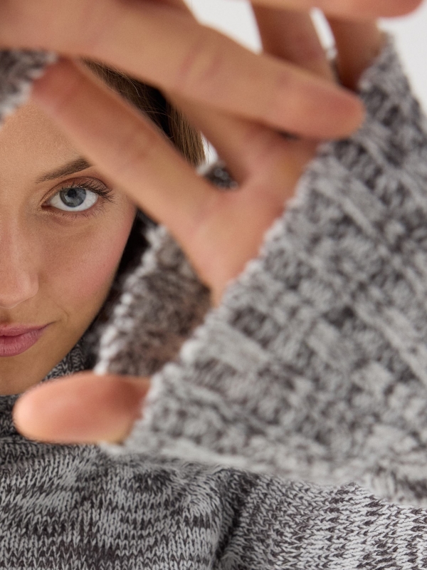 Jersey jaspeado cuello alto gris melange vista detalle