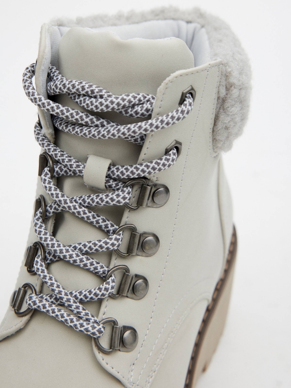 Mountaineering boots with wedge light grey detail view