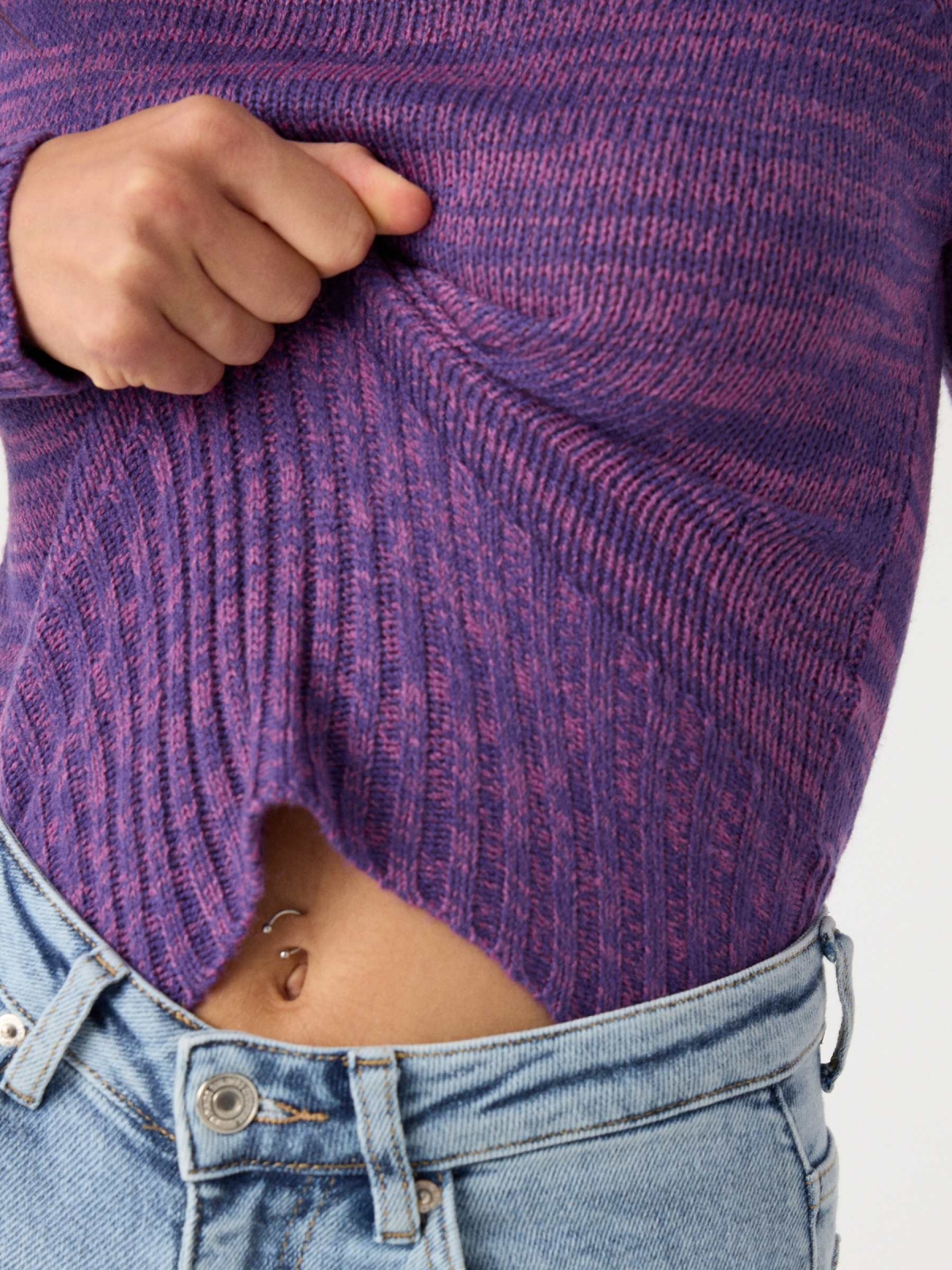 Jersey jaspeado cuello alto morado vista detalle