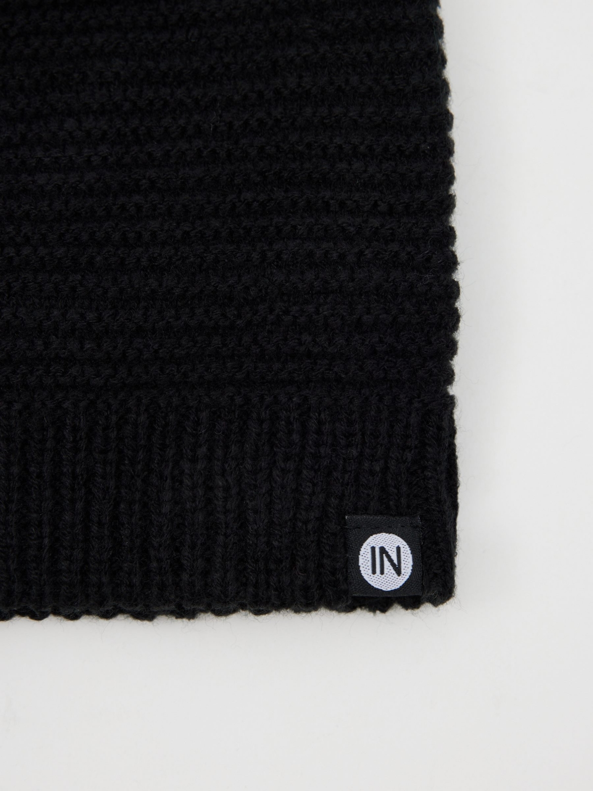 Knitted hat with fur black detail view