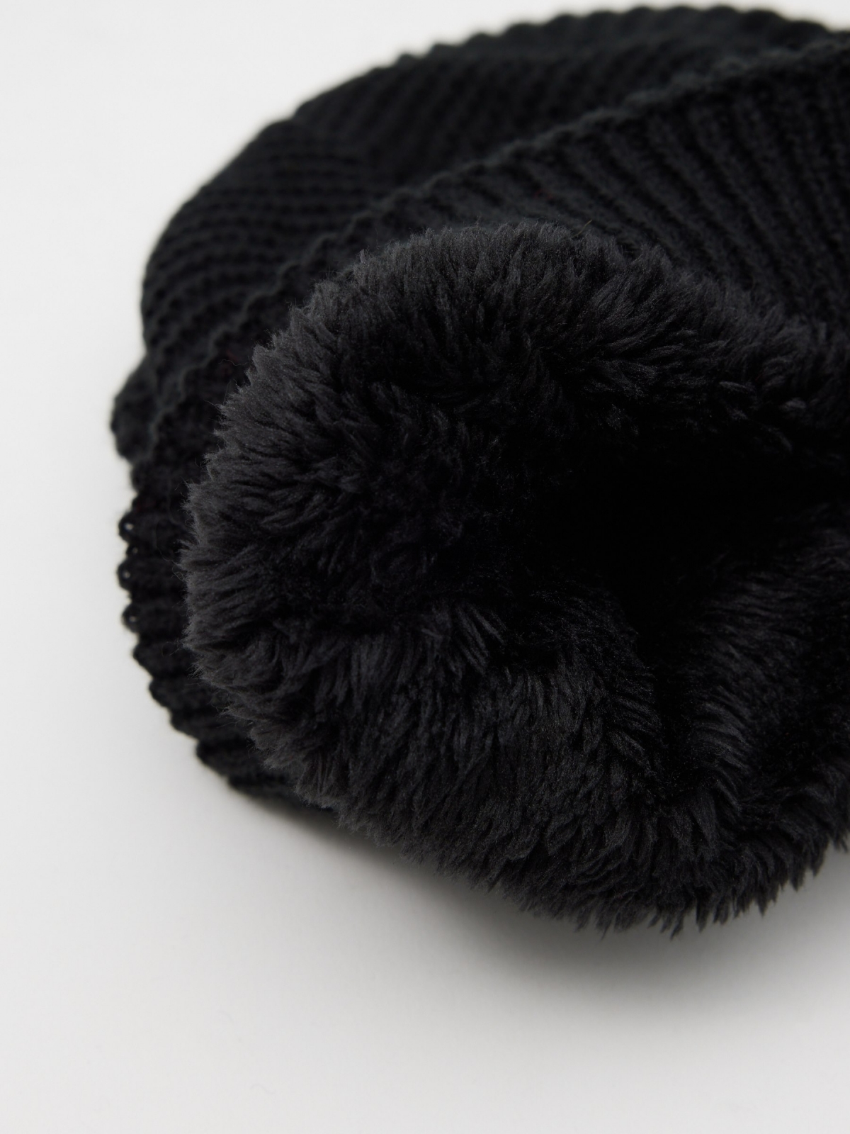 Knitted hat with fur black detail view