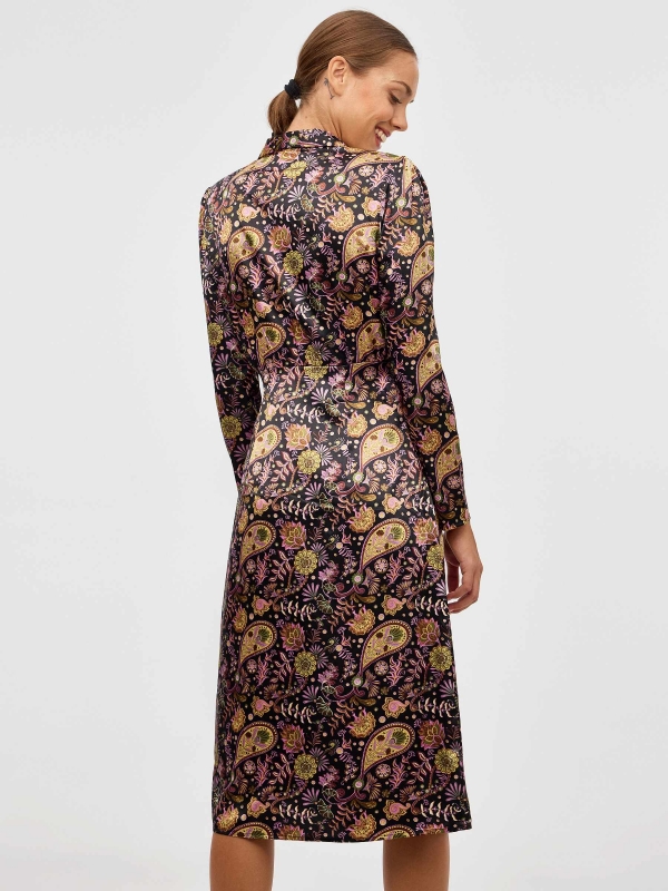 Vestido midi com estampado de cetim preto vista meia traseira