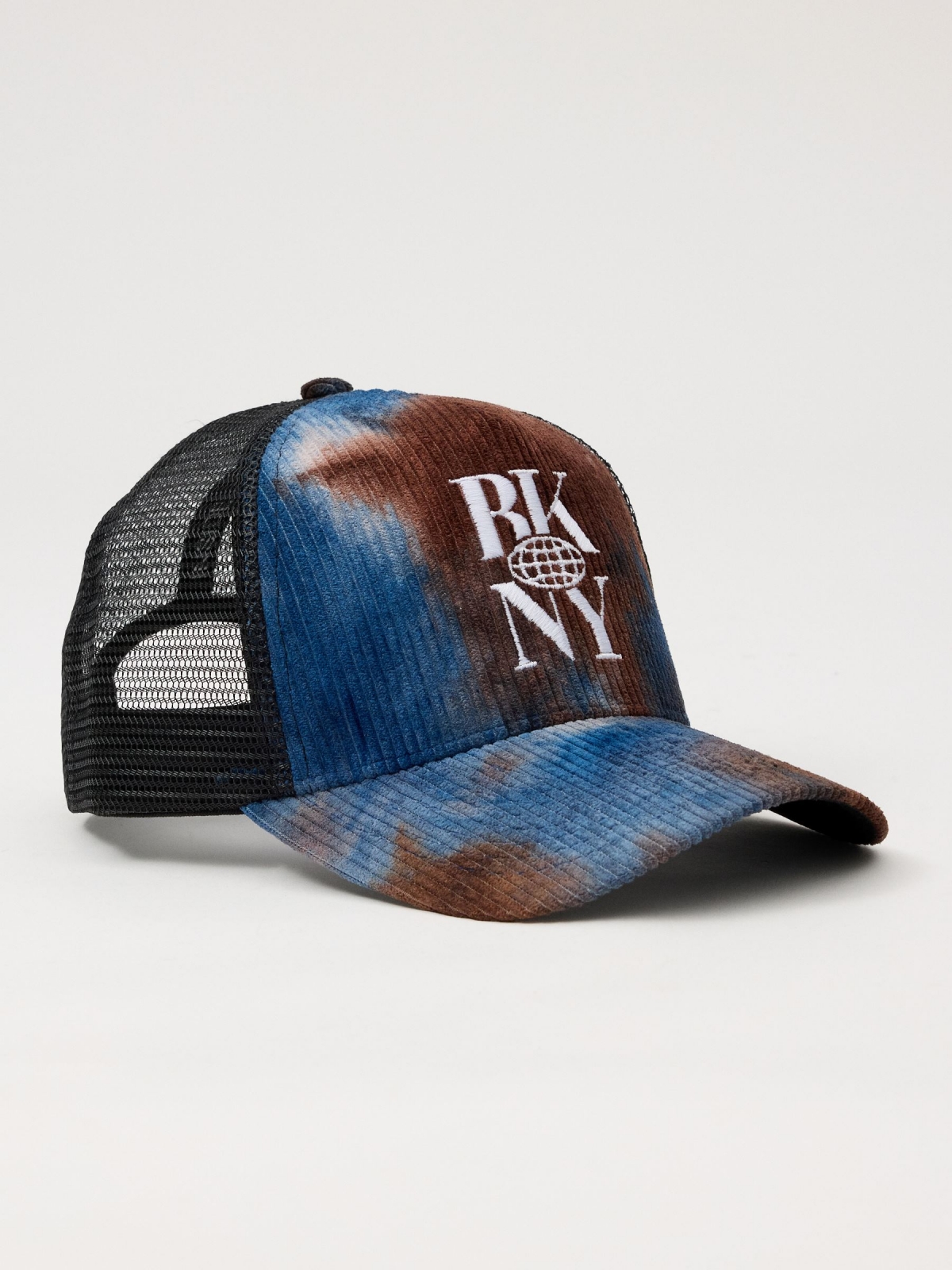 Printed trucker cap multicolor detail view