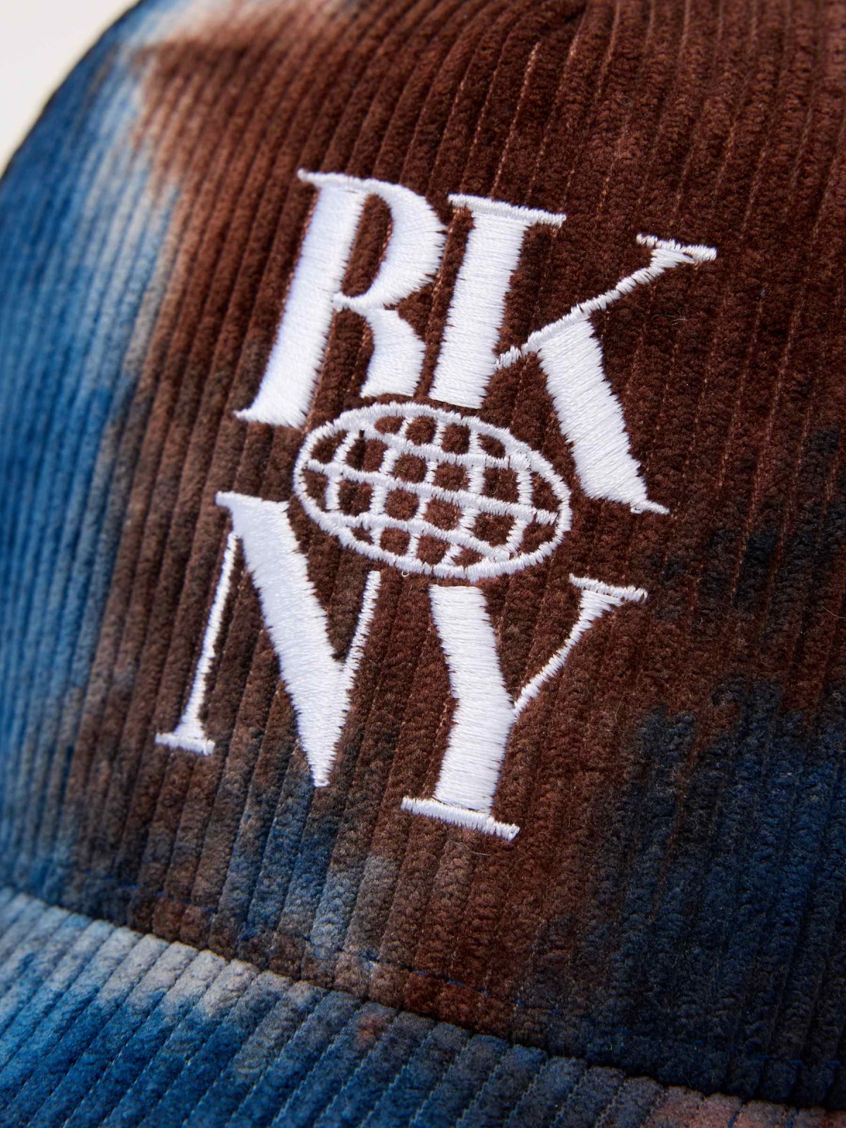 Printed trucker cap multicolor detail view