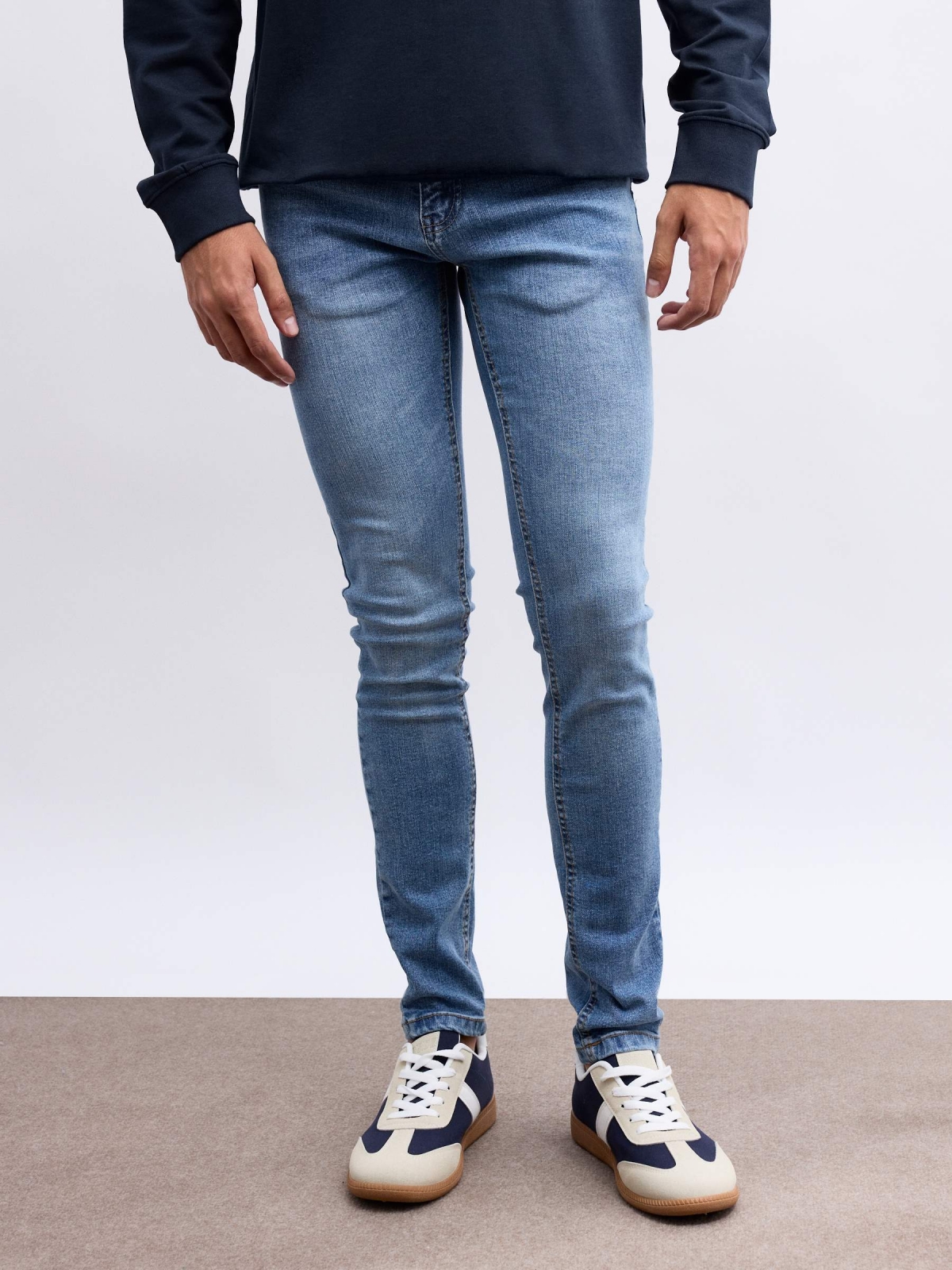 Jeans Super Slim modernos azul vista media frontal