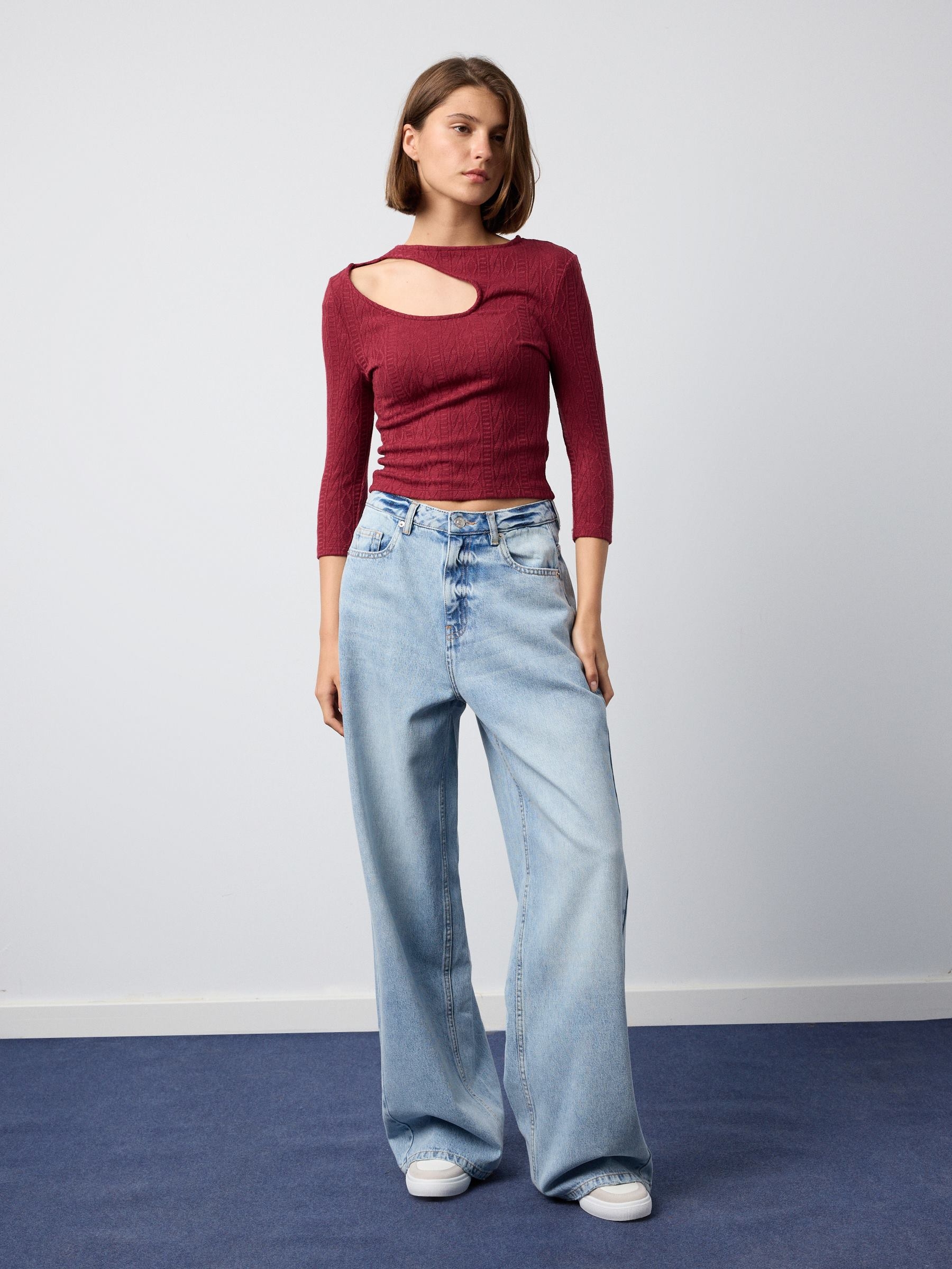 Camiseta crop de punto con dibujo granate vista media frontal