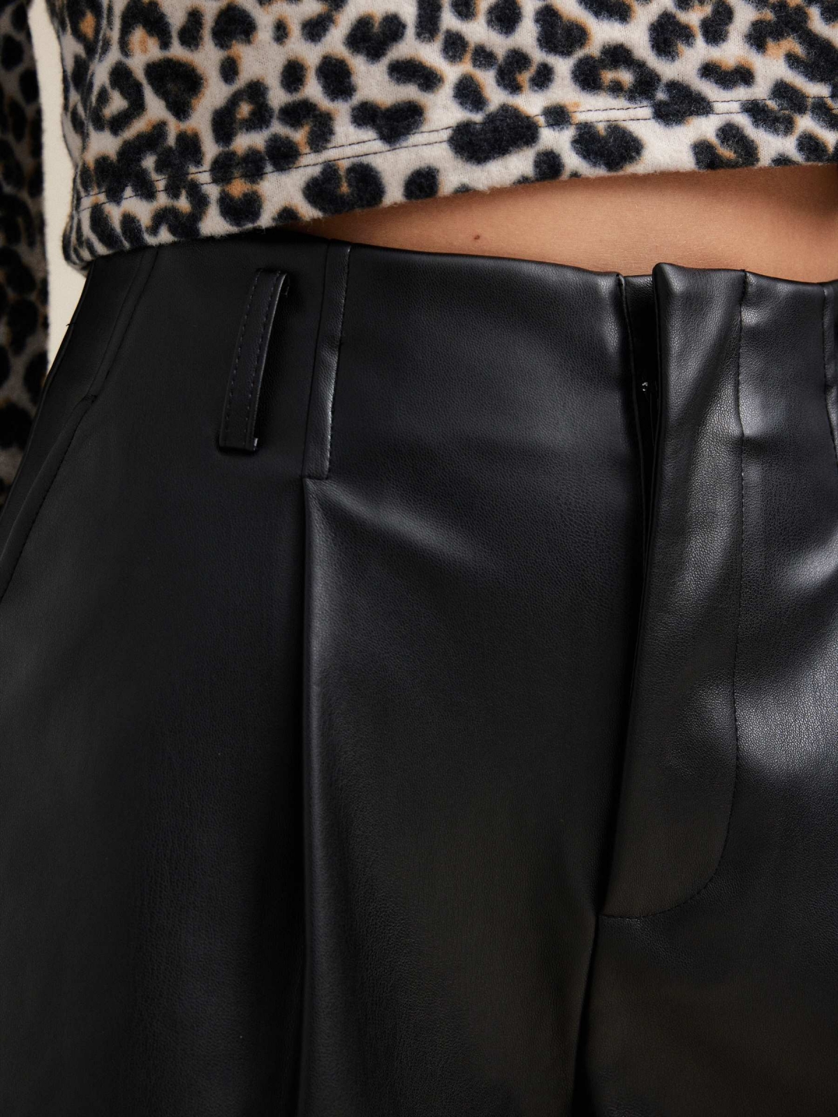 Leatherette shorts black detail view