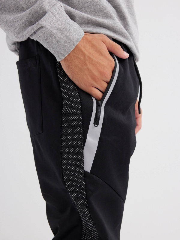 Pantalón jogger bolsillos contraste negro vista detalle