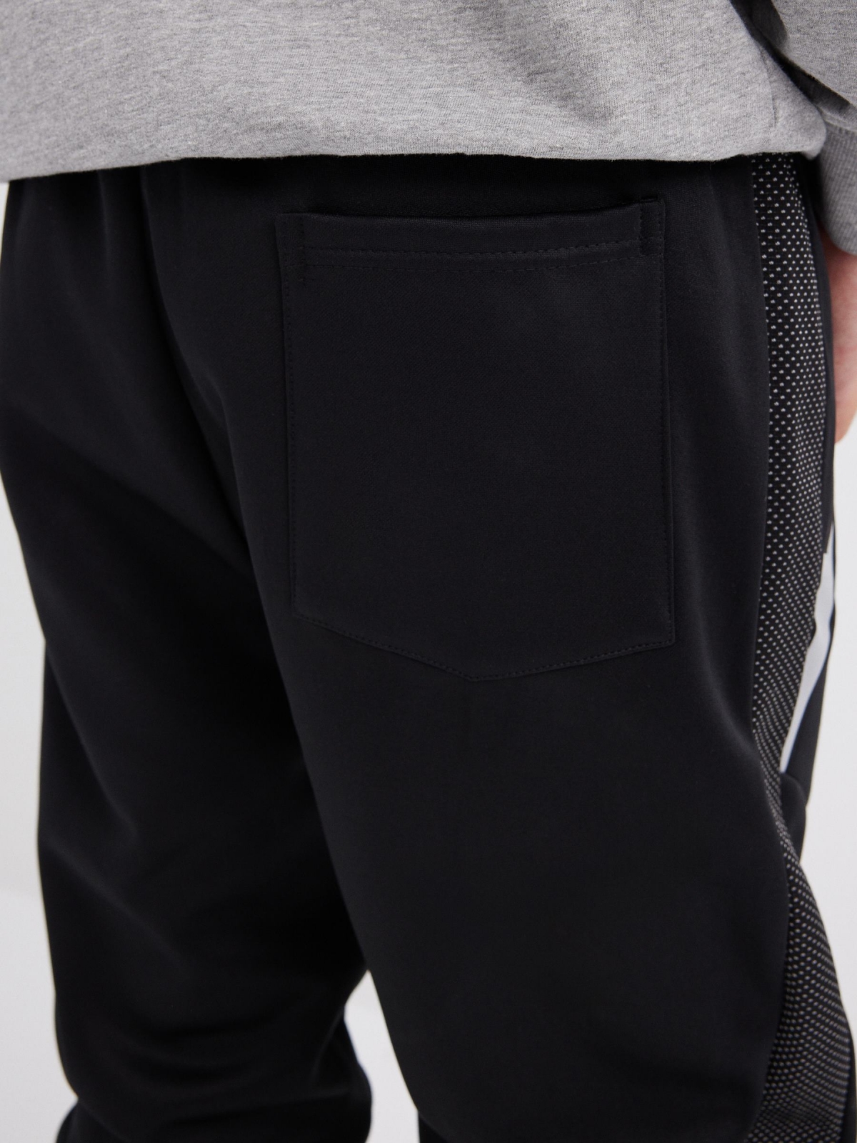 Calças jogger com bolsos em contraste preto vista detalhe