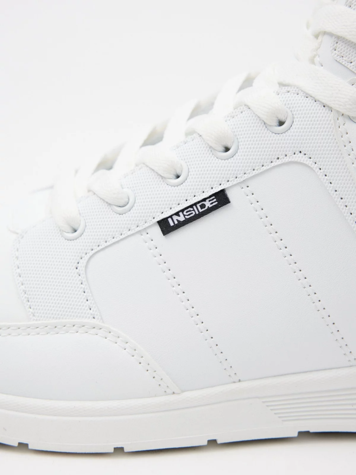 Bota deportiva blanco vista detalle