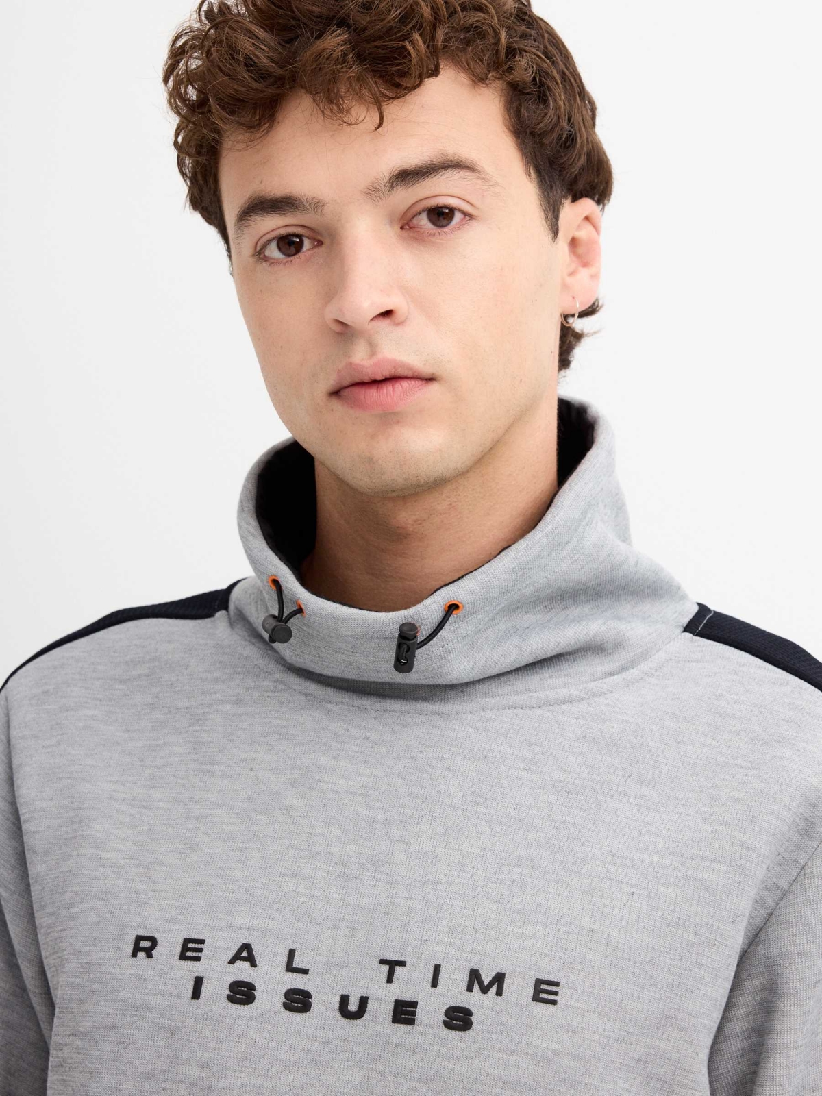 Sweatshirt com gola fluida Real Time cinza vista detalhe