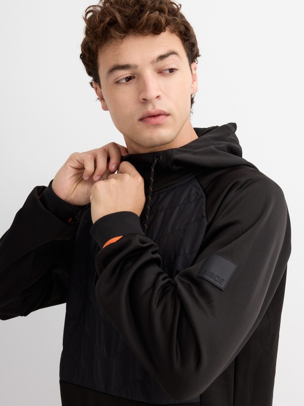 Sweatshirt com capuz semicerrada preto vista detalhe