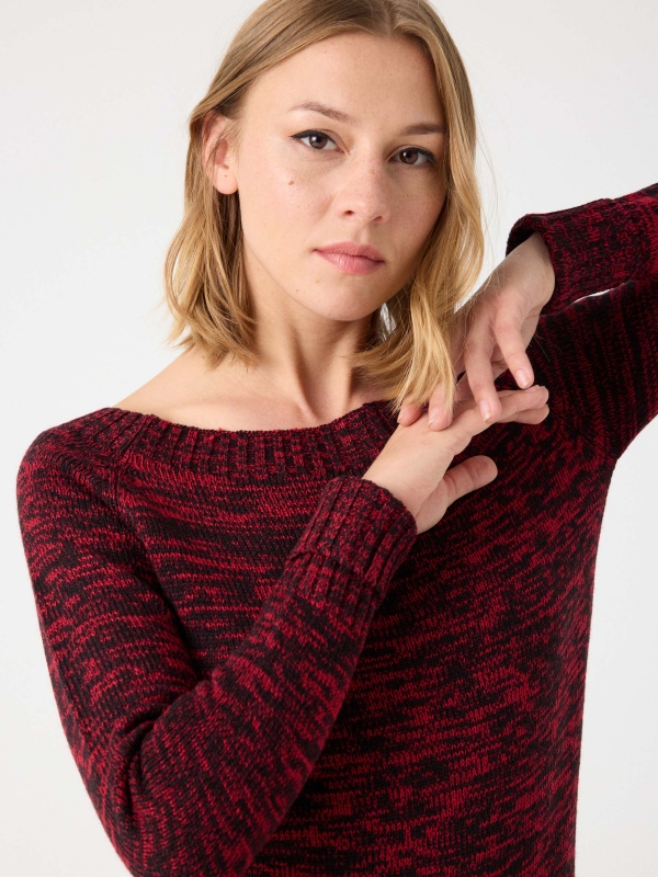 Camisola com gola de barco em mármore vermelho vista detalhe