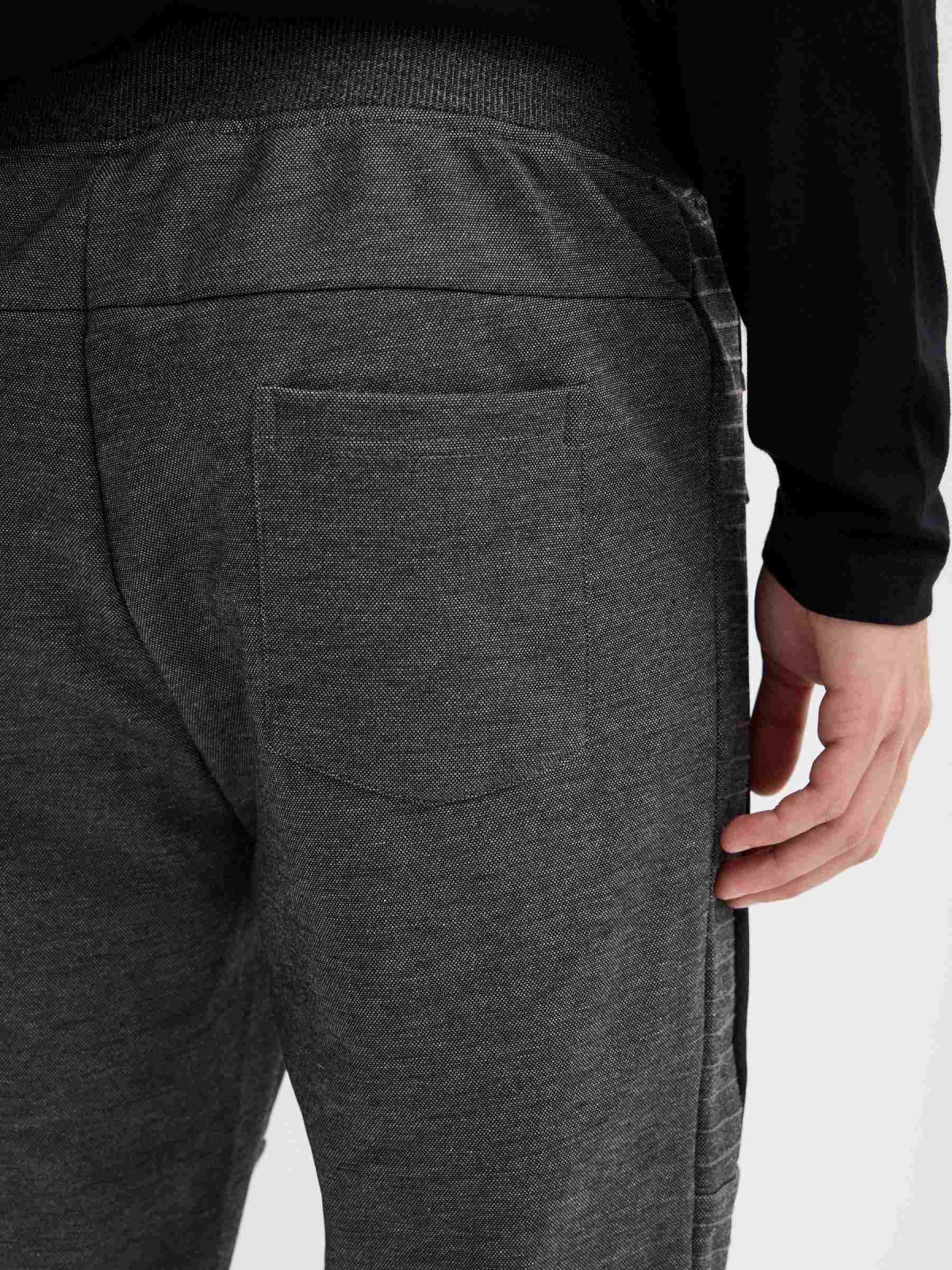 Pantalón jogger con cremalleras negro vista detalle