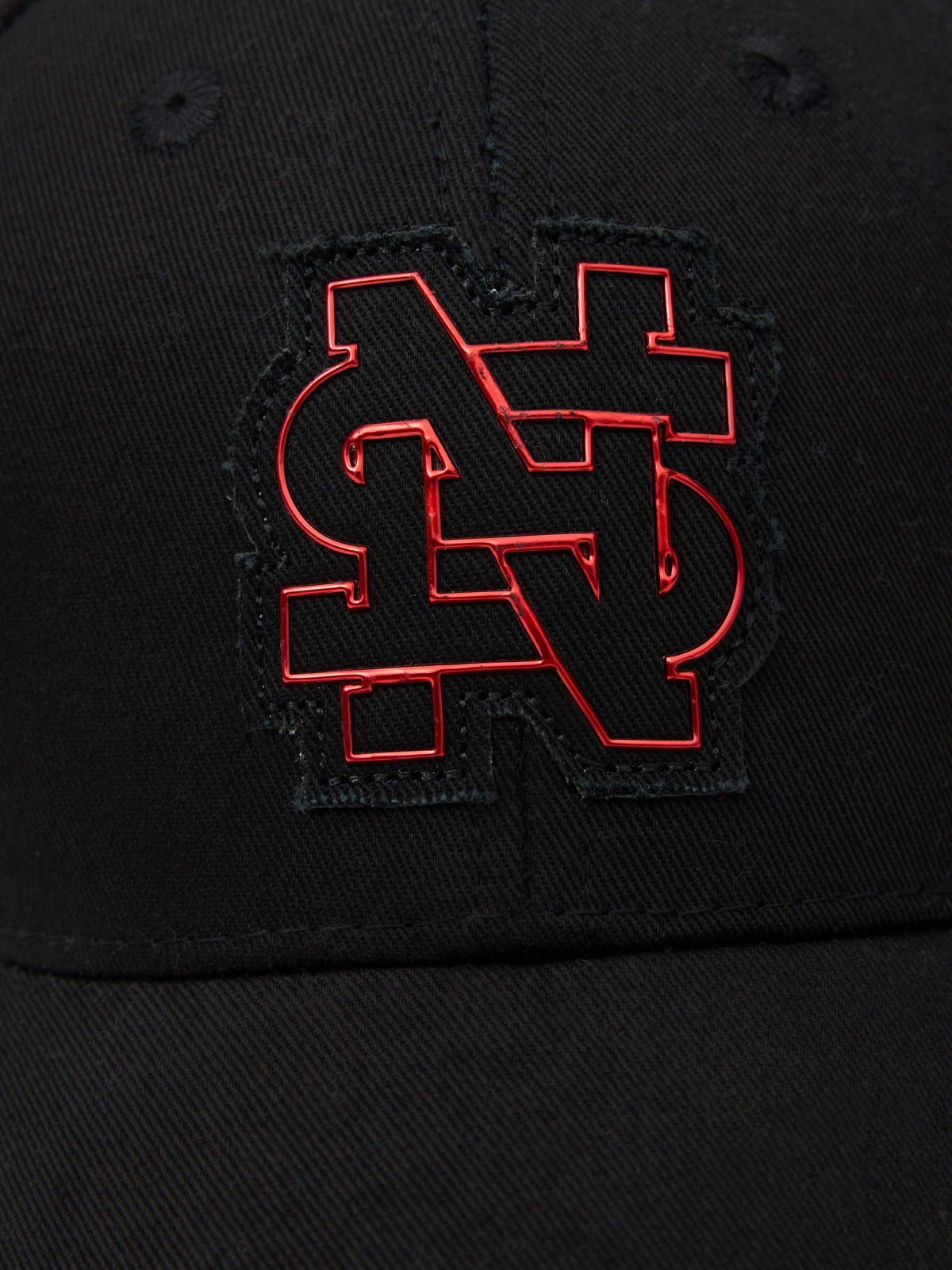 Gorra con logo de baseball negro vista detalle