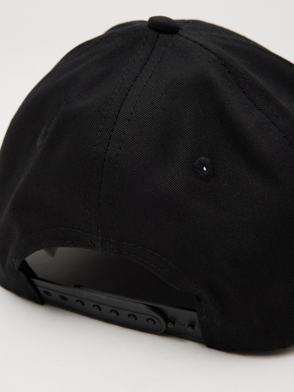 Gorra con logo de baseball negro vista detalle