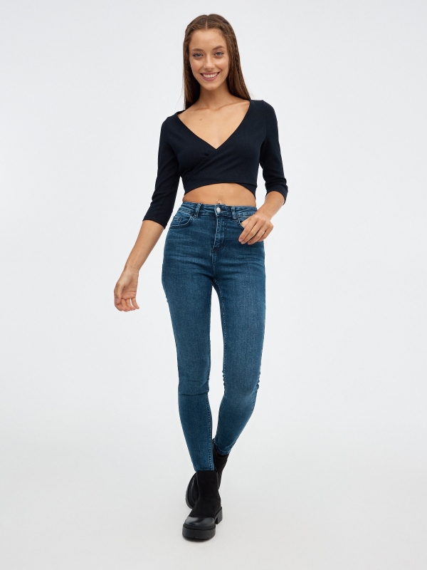 Crop top slim cruzado negro vista general frontal