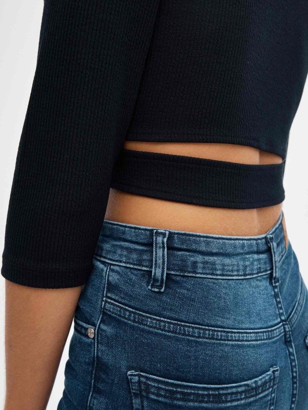 Top em cropped slim crossover preto vista detalhe