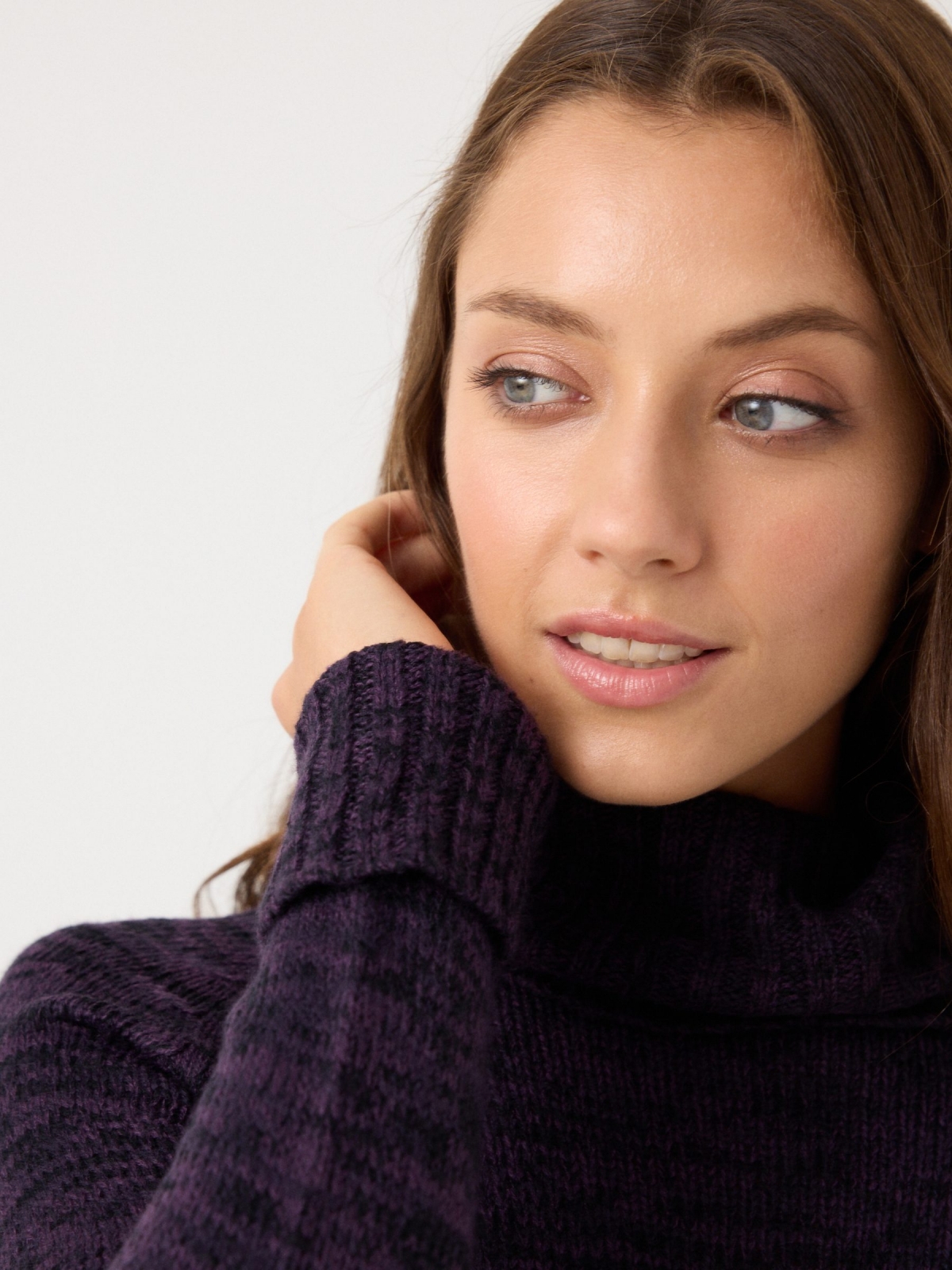 Fleece turtleneck sweater aubergine detail view