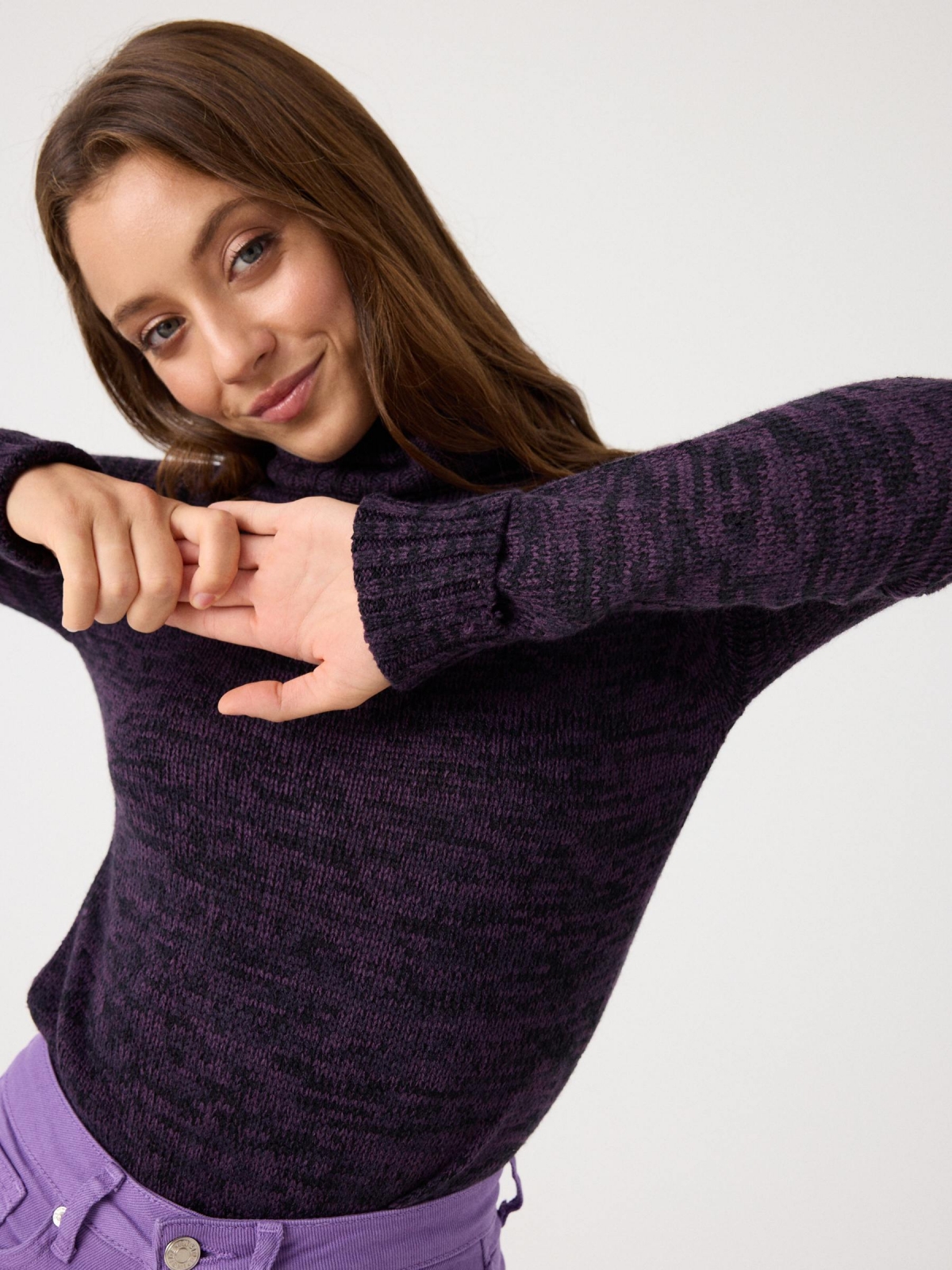 Jersey jaspeado cuello alto berenjena vista detalle