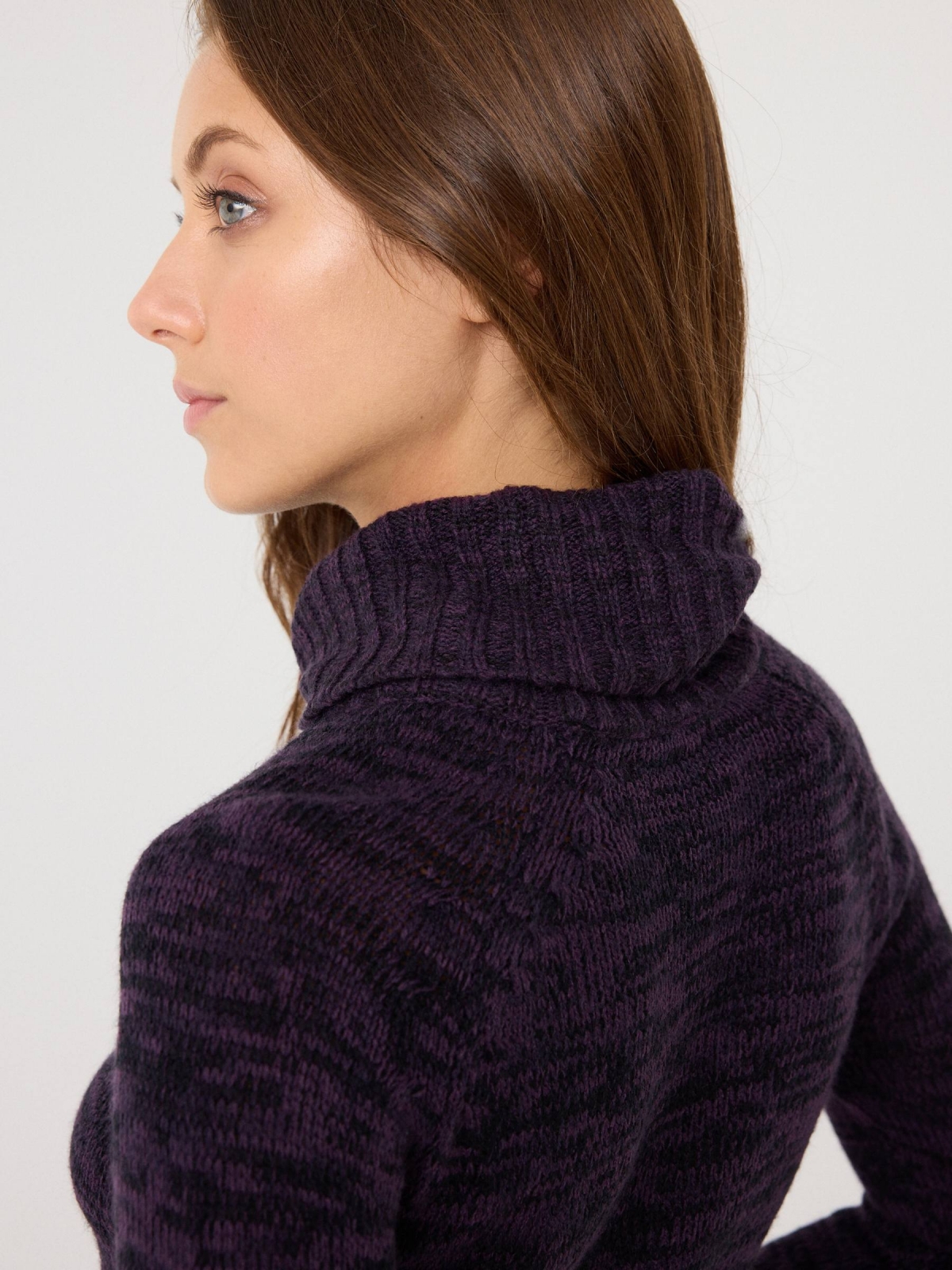 Fleece turtleneck sweater aubergine detail view