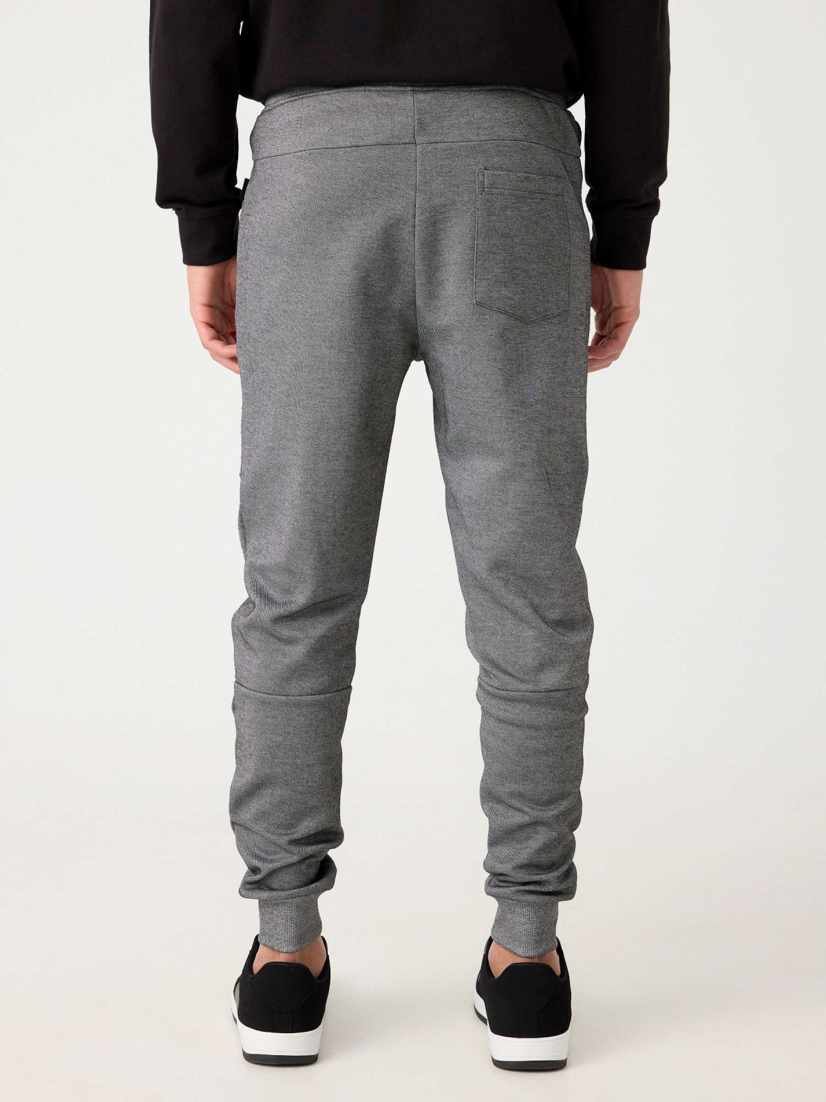 Pantalón jogger con cremalleras gris vista media trasera