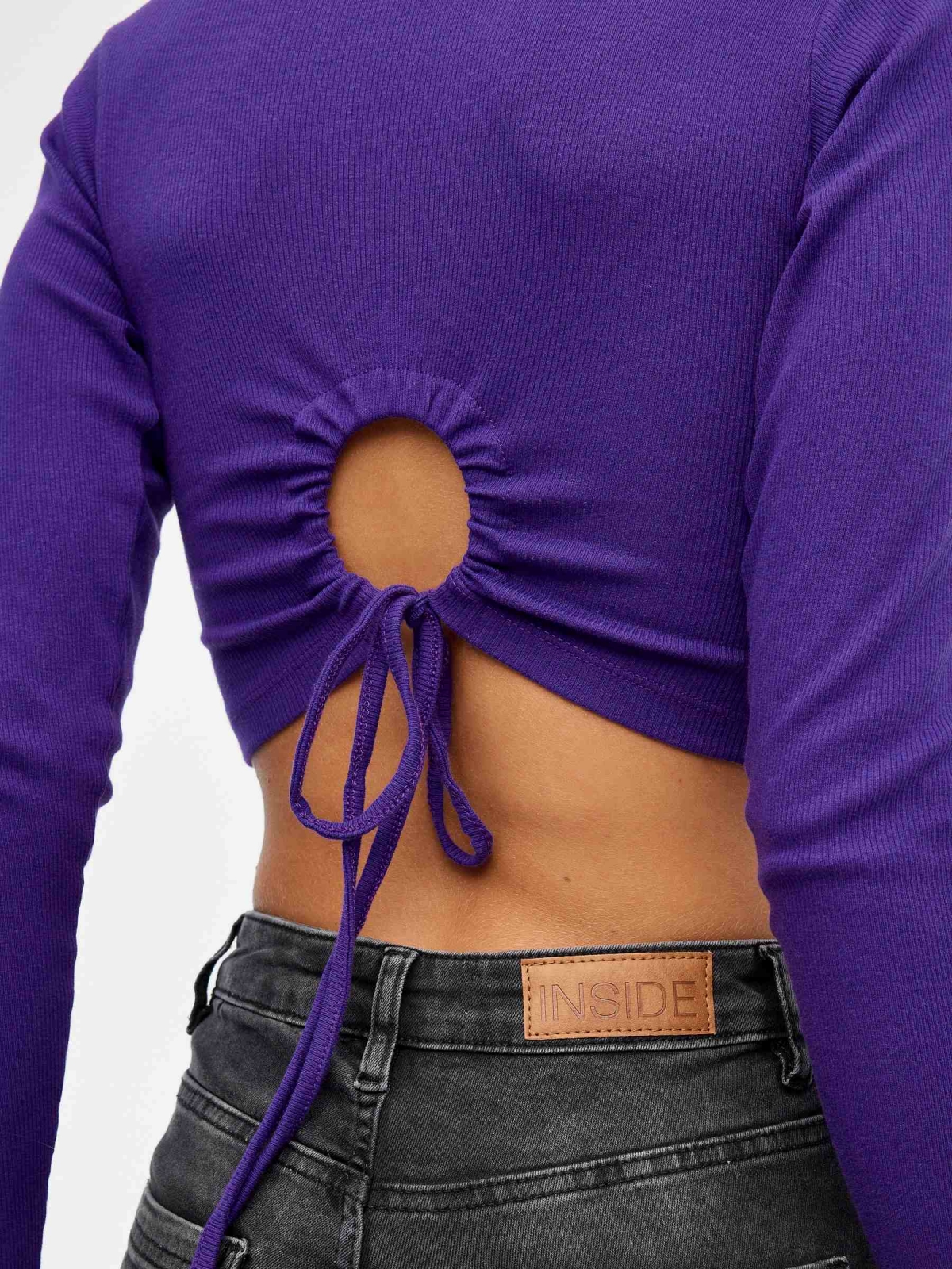 T-shirt aberta com cordões nas costas violeta vista detalhe