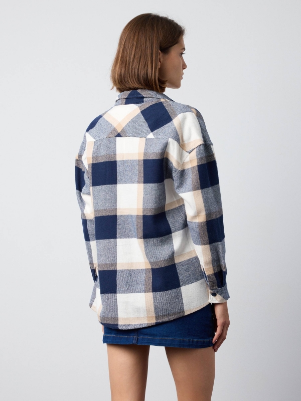 Camisa oversized cuadros con bolsillos azul vista media trasera