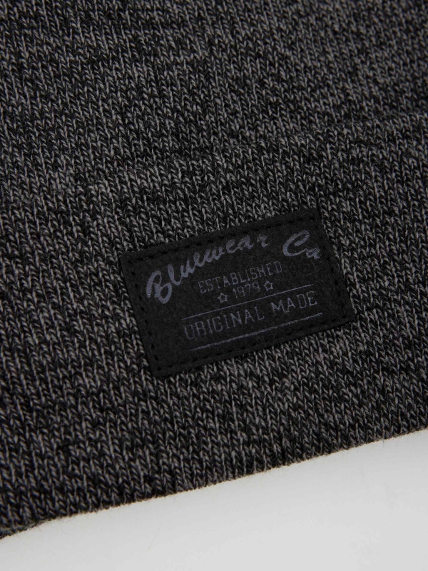 Gorro gris oscuro de hombre gris vista detalle