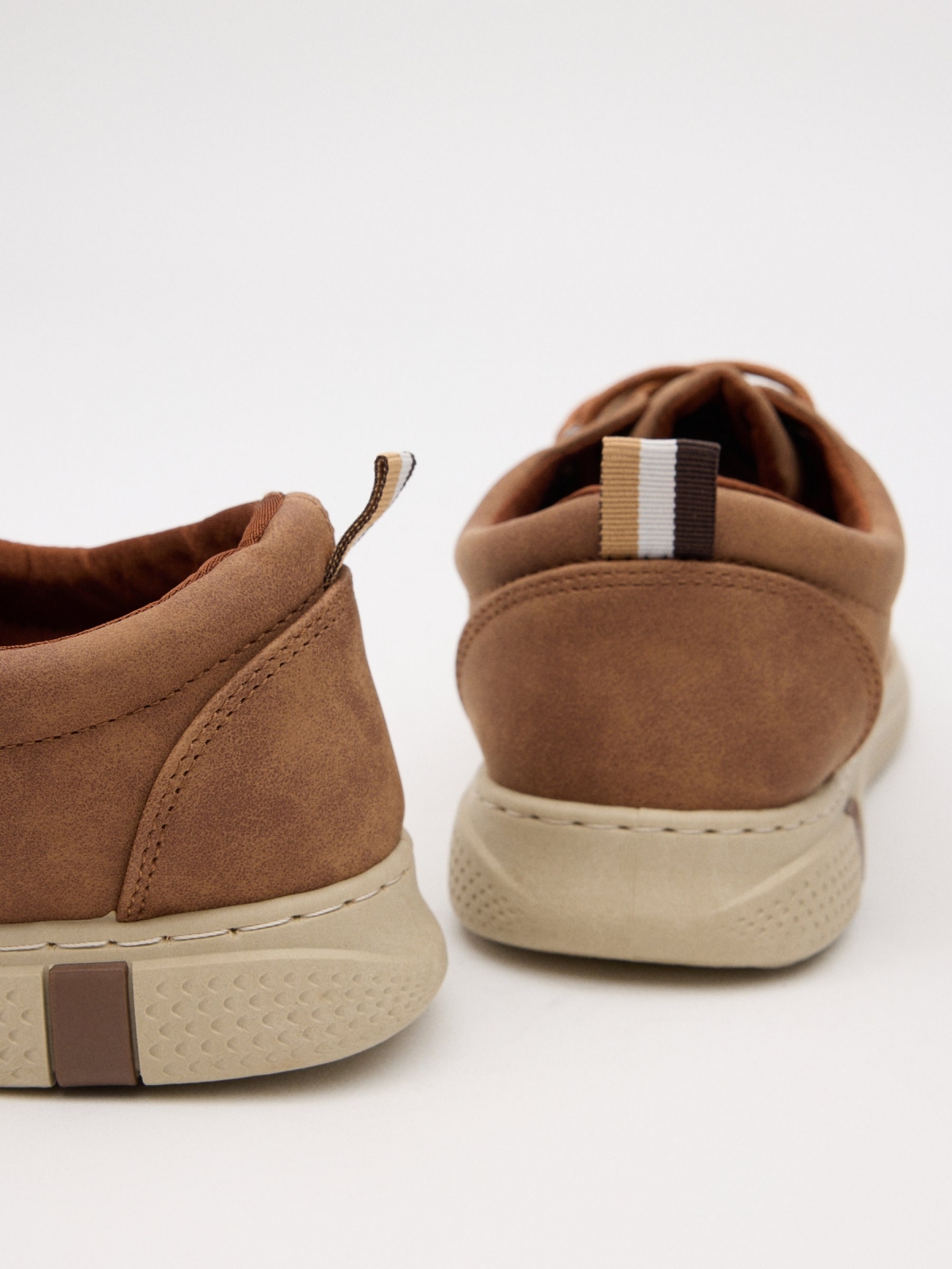 Casual lace-up sneaker brown detail view