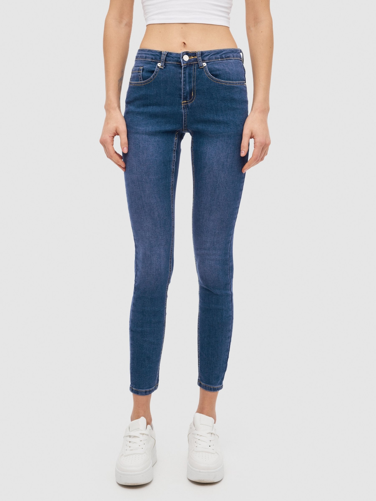 Jeans skinny com rasgões mid rise azul vista meia frontal