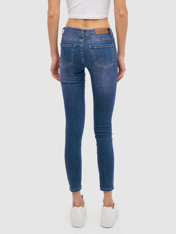 Jeans skinny com rasgões mid rise azul vista meia traseira