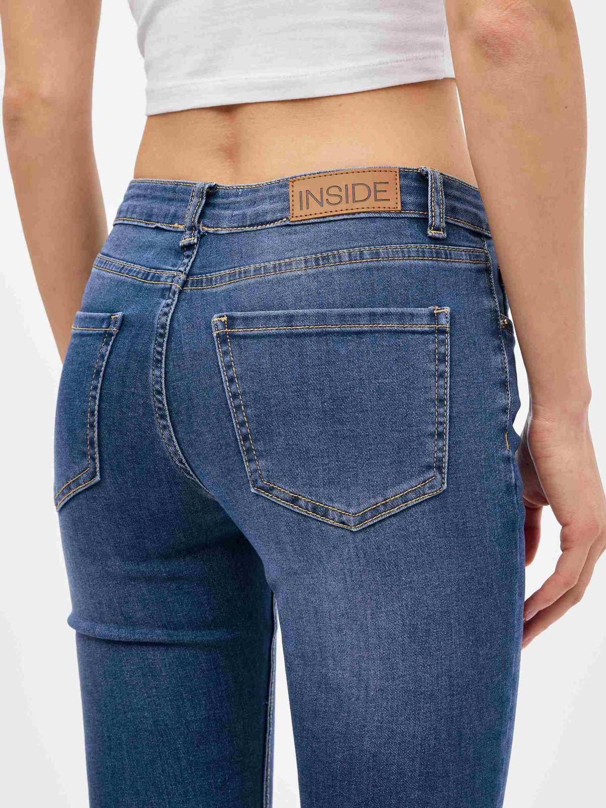 Jeans skinny con rotos mid rise azul vista detalle