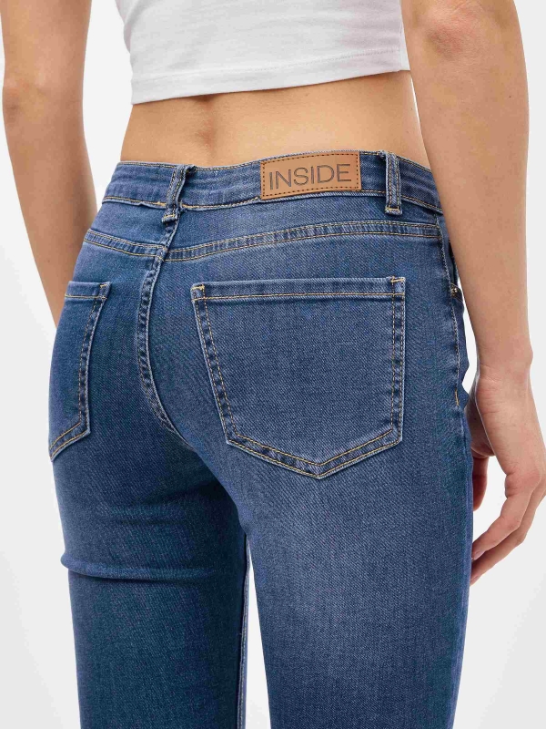 Jeans skinny com rasgões mid rise azul vista detalhe